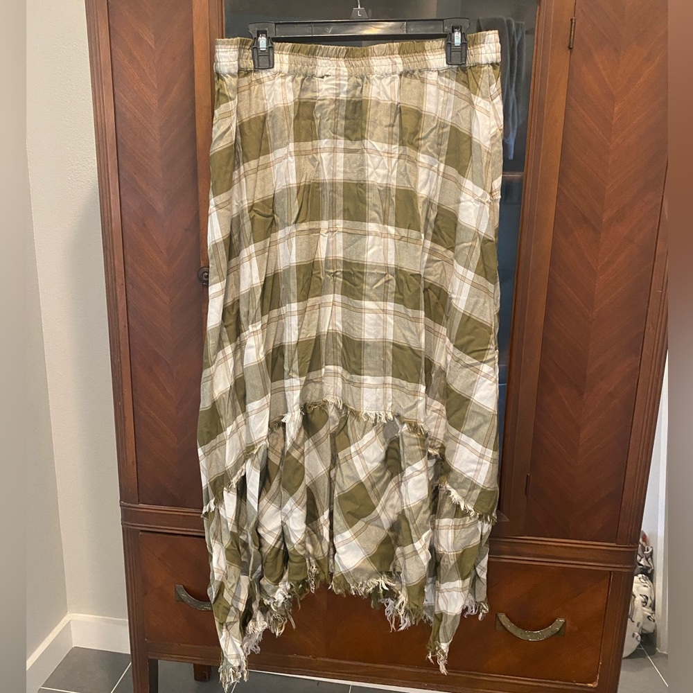 MIDI Shark tooth hem skirt